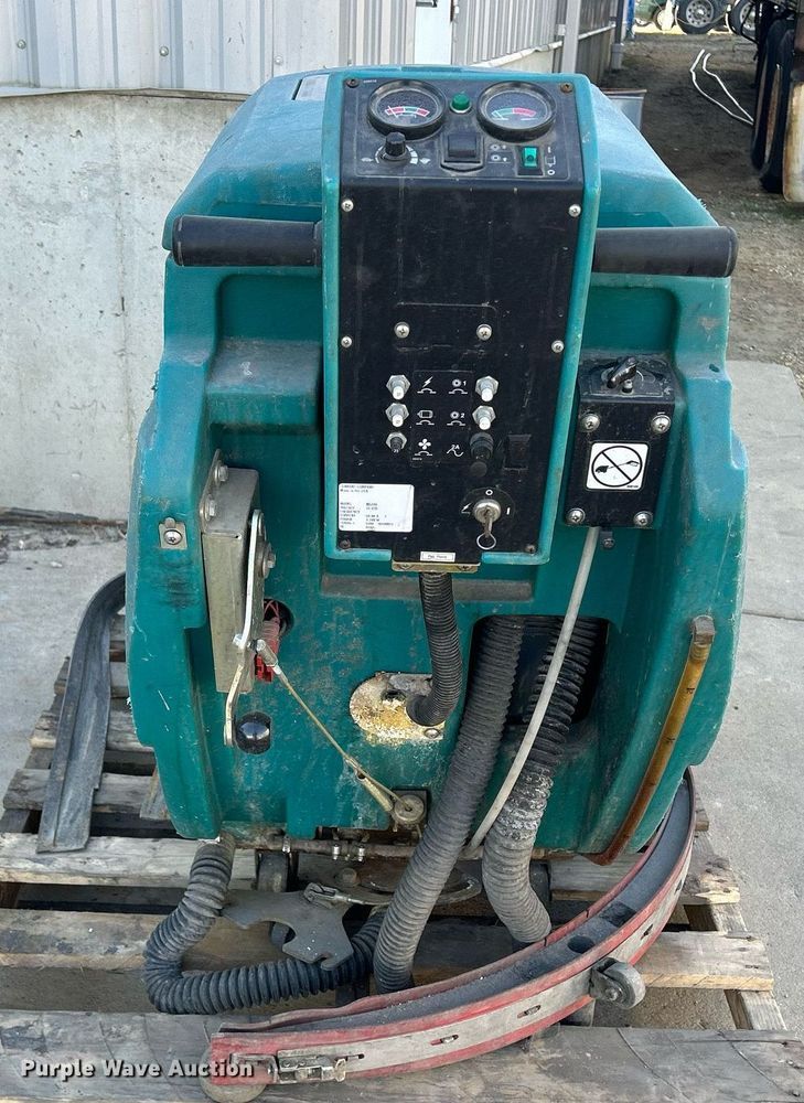 image for item DQ0967 Tennant M5400  floor scrubber