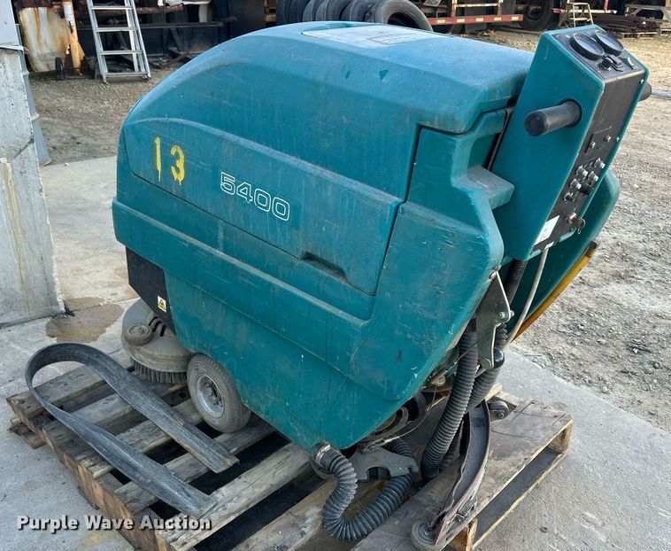image for item DQ0967 Tennant M5400  floor scrubber