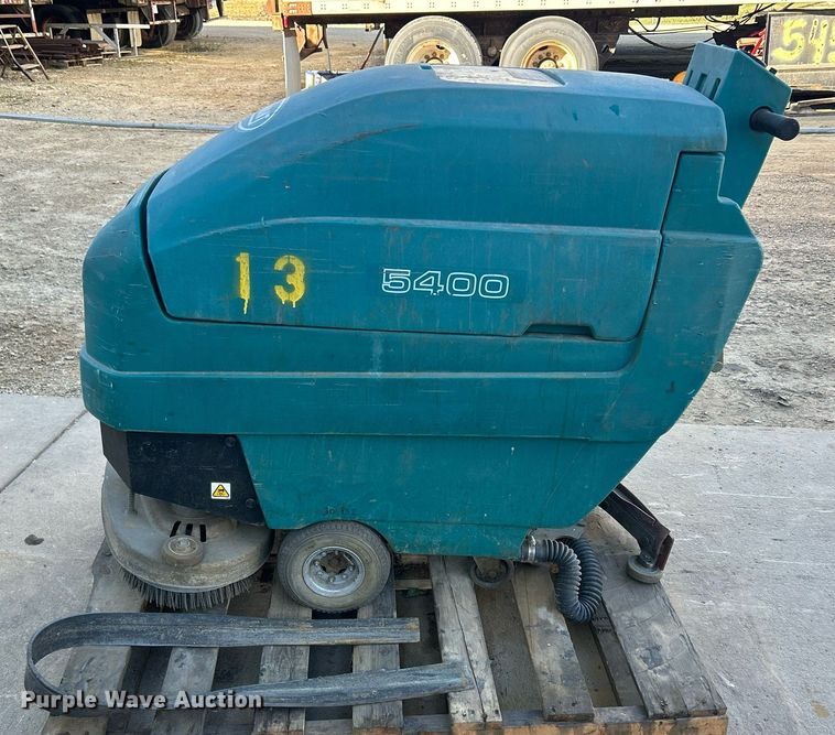 image for item DQ0967 Tennant M5400  floor scrubber
