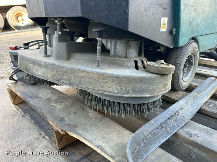 image for item DQ0967 Tennant M5400  floor scrubber
