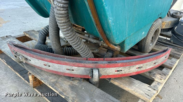 image for item DQ0967 Tennant M5400  floor scrubber