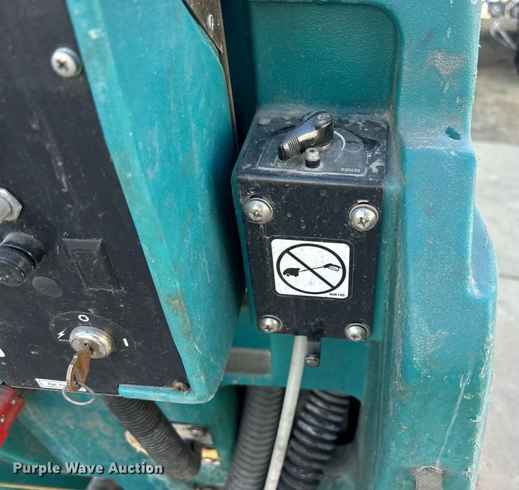 image for item DQ0967 Tennant M5400  floor scrubber