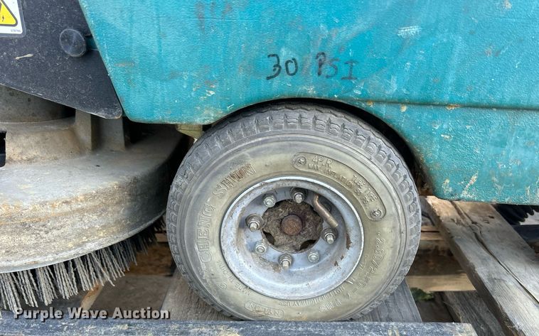 image for item DQ0967 Tennant M5400  floor scrubber