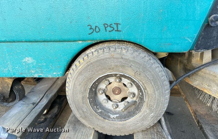 image for item DQ0967 Tennant M5400  floor scrubber