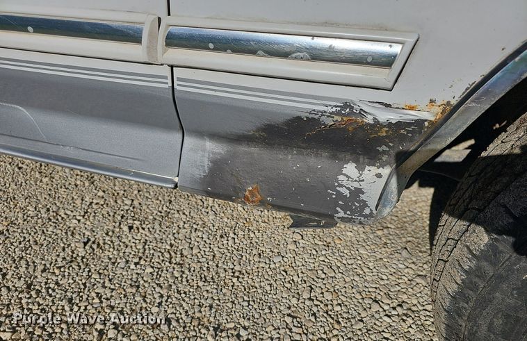 image for item DR5787 1996 Ford F150 XLT  flatbed pickup truck