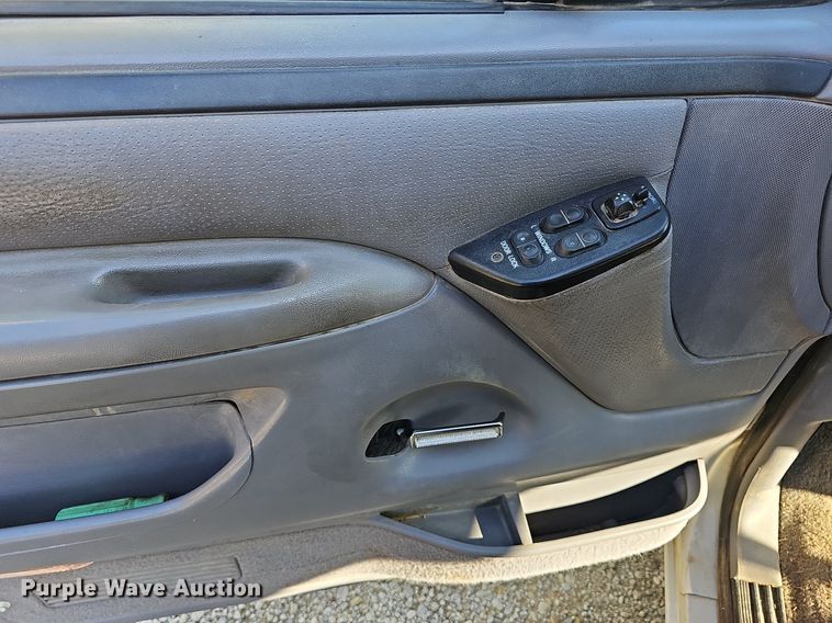 image for item DR5787 1996 Ford F150 XLT  flatbed pickup truck