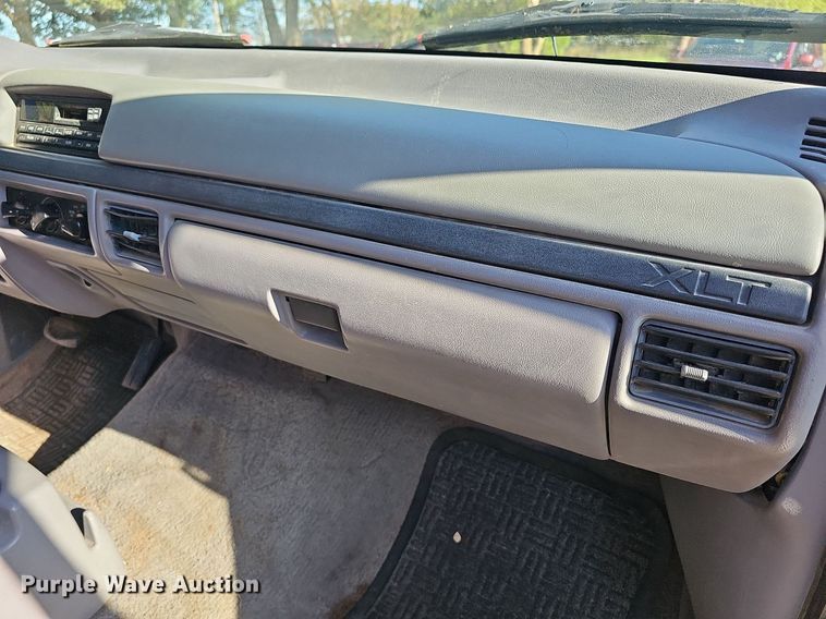 image for item DR5787 1996 Ford F150 XLT  flatbed pickup truck