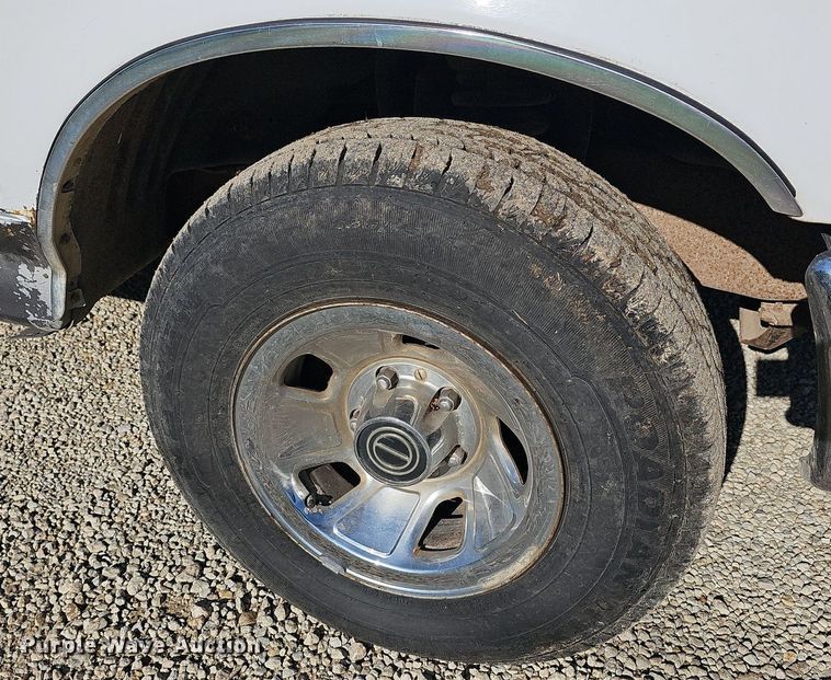 image for item DR5787 1996 Ford F150 XLT  flatbed pickup truck