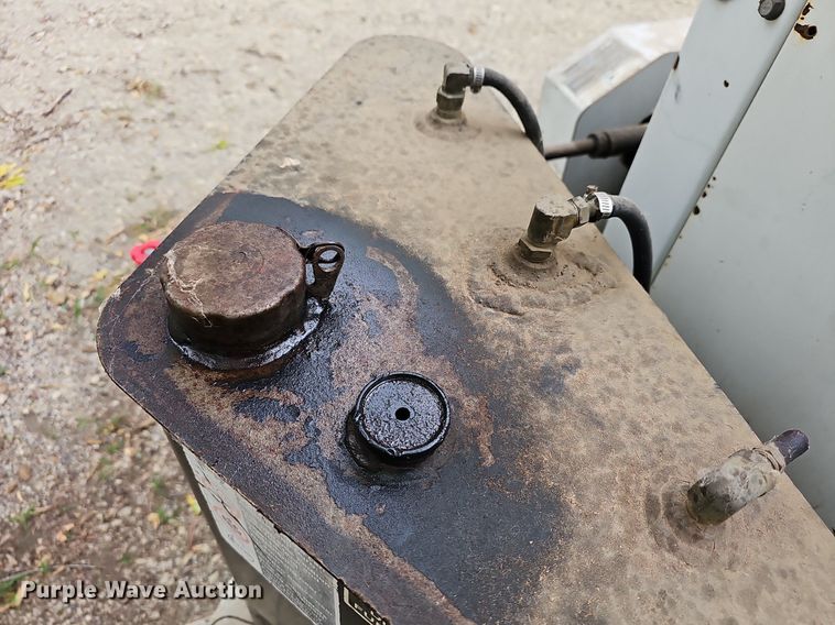 image for item DR5853 2008 Altec DC1217CFD  wood chipper