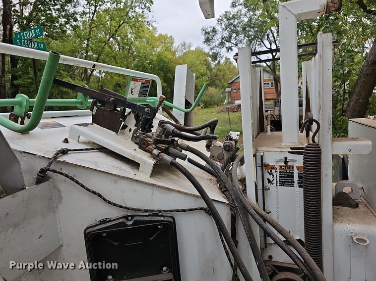 image for item DR5853 2008 Altec DC1217CFD  wood chipper