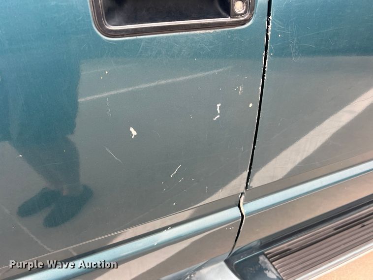 image for item DS2458 1992 GMC Sierra C3500  Crew Cab pickup truck