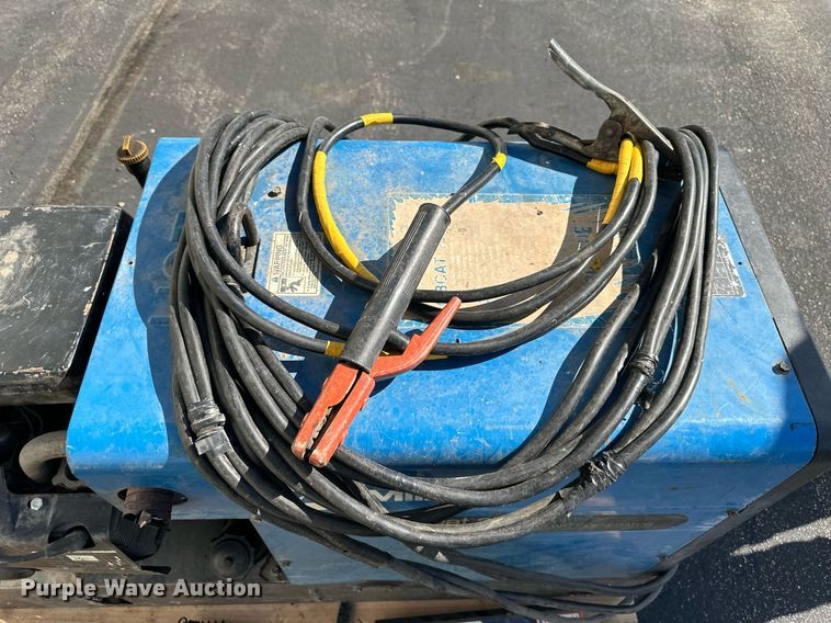 image for item DW2843 Miller Bobcat 225G  welder/generator