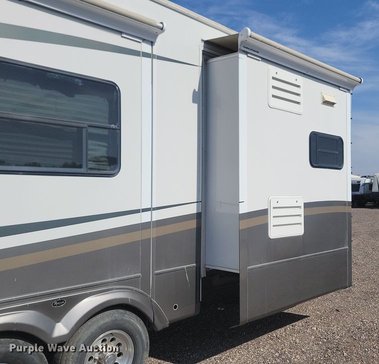 image for item JG9765 2006 Escalade 37K  camper