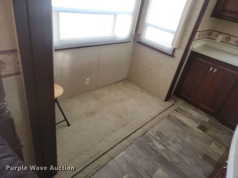 image for item JG9765 2006 Escalade 37K  camper