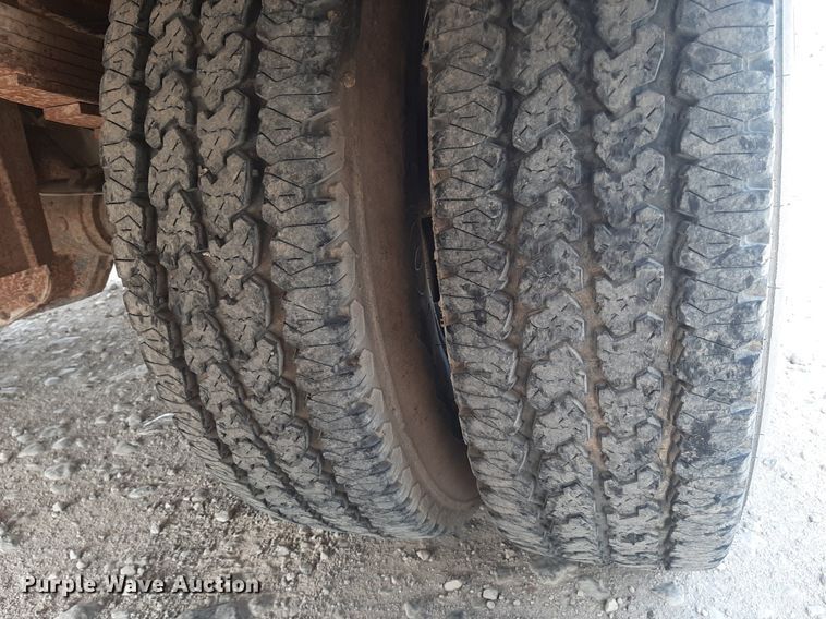 image for item KD9173 1996 Ford F350 XL  utility bed pickup truck