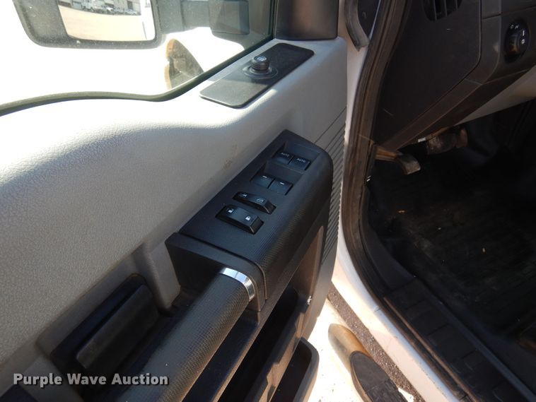 image for item KD9204 2016 Ford F250 Super Duty  Crew Cab pickup truck