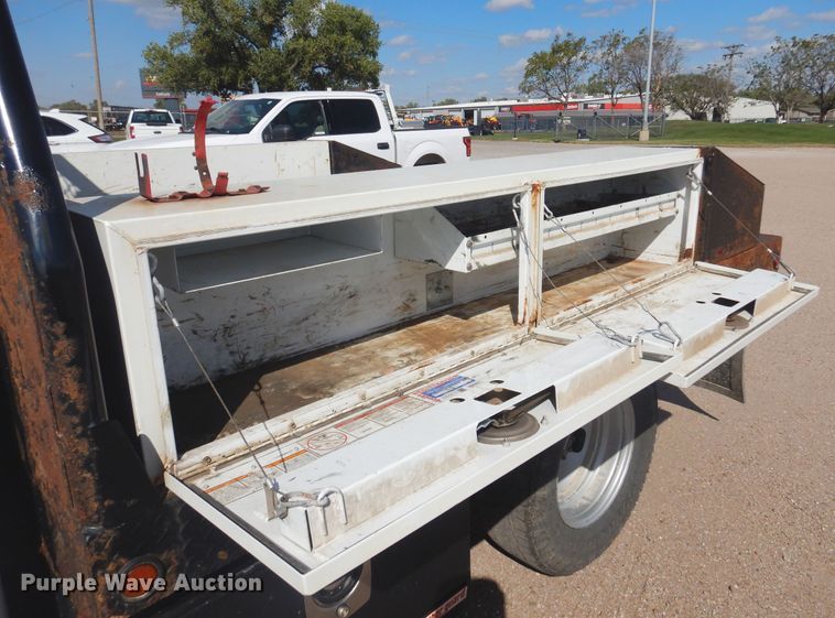 image for item KD9206 2016 Ford F350 Super Duty  SuperCab flatbed pickup truck