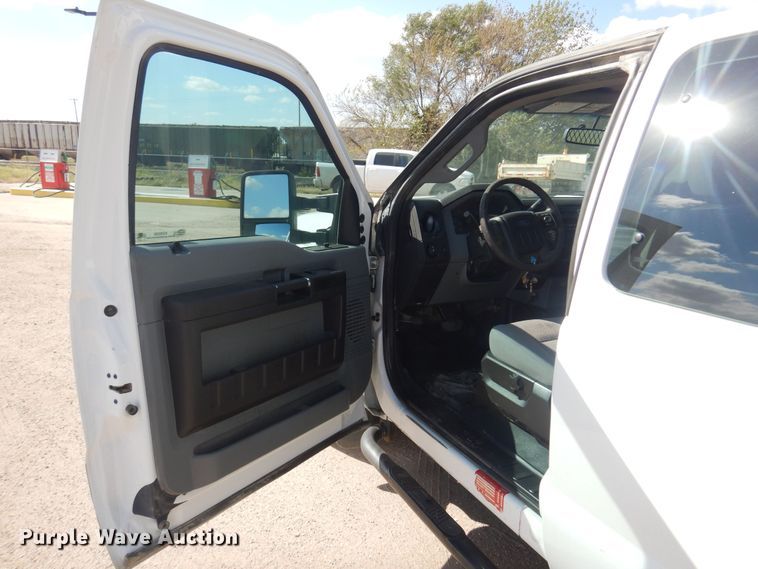 image for item KD9206 2016 Ford F350 Super Duty  SuperCab flatbed pickup truck