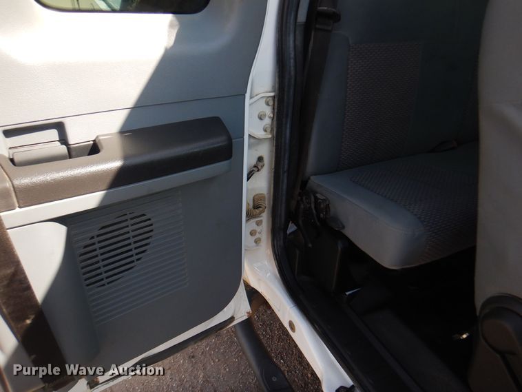 image for item KD9206 2016 Ford F350 Super Duty  SuperCab flatbed pickup truck