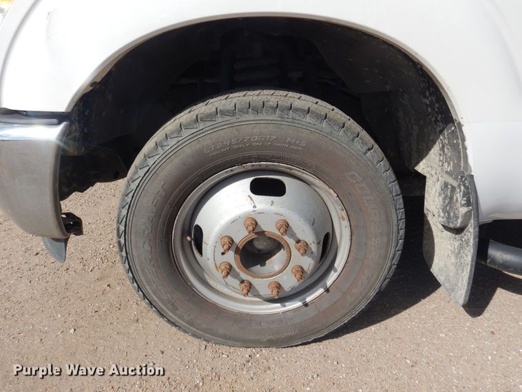 image for item KD9206 2016 Ford F350 Super Duty  SuperCab flatbed pickup truck