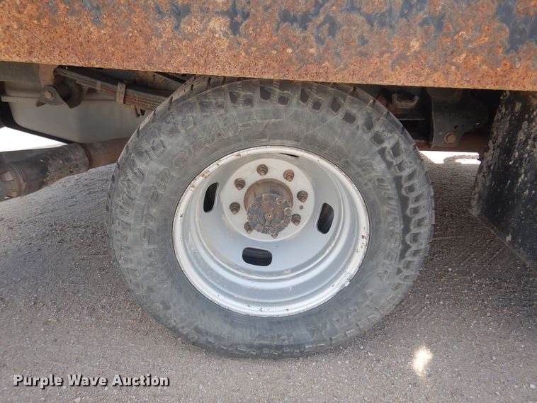 image for item KD9206 2016 Ford F350 Super Duty  SuperCab flatbed pickup truck