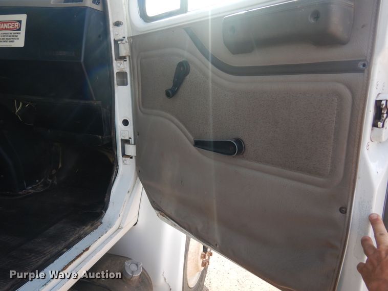 image for item KD9212 2001 International 4700  dump truck