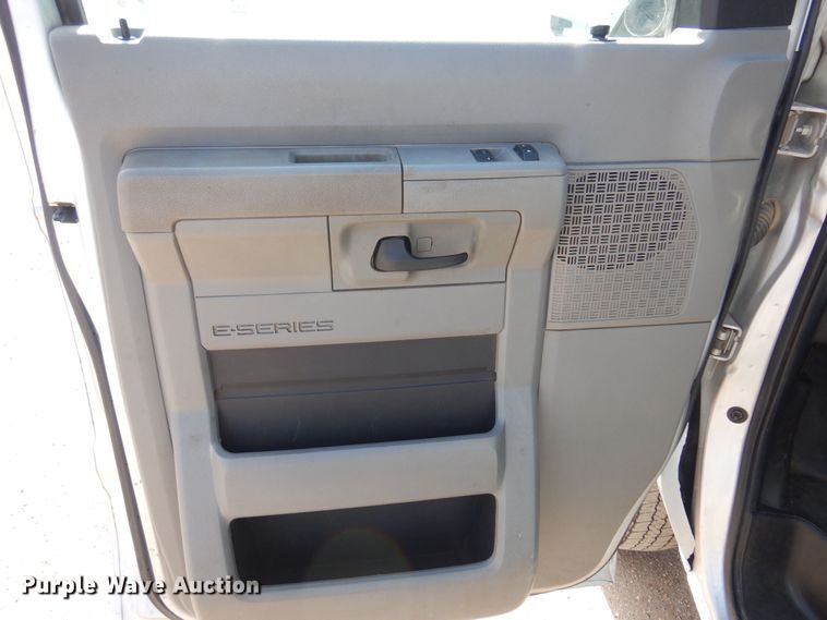 image for item KD9213 2010 Ford E350 Super Duty  van