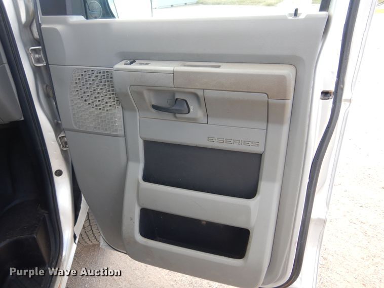 image for item KD9213 2010 Ford E350 Super Duty  van