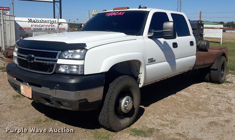 image for item KD9231 2006  Chevrolet Silverado 3500  Crew Cab flatbed pickup truck