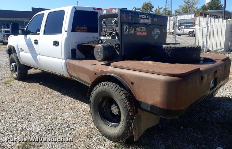 image for item KD9231 2006  Chevrolet Silverado 3500  Crew Cab flatbed pickup truck