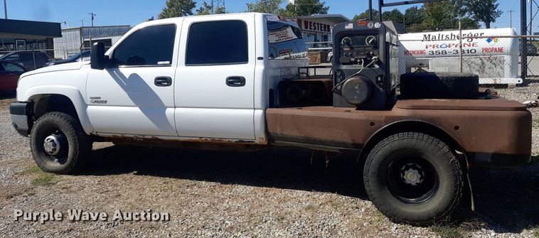 image for item KD9231 2006  Chevrolet Silverado 3500  Crew Cab flatbed pickup truck