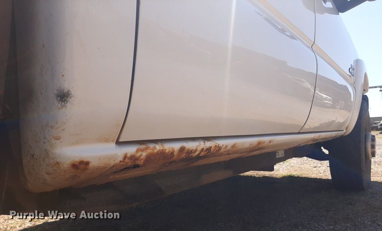 image for item KD9231 2006  Chevrolet Silverado 3500  Crew Cab flatbed pickup truck