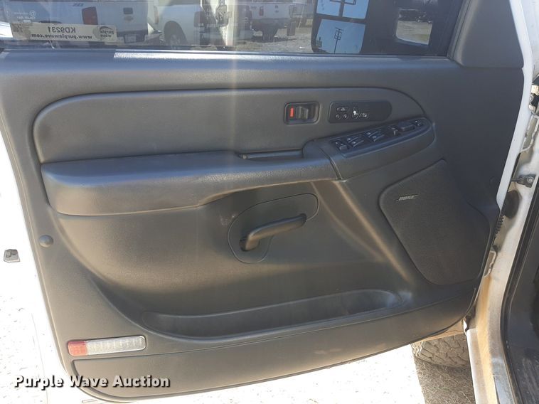 image for item KD9231 2006  Chevrolet Silverado 3500  Crew Cab flatbed pickup truck