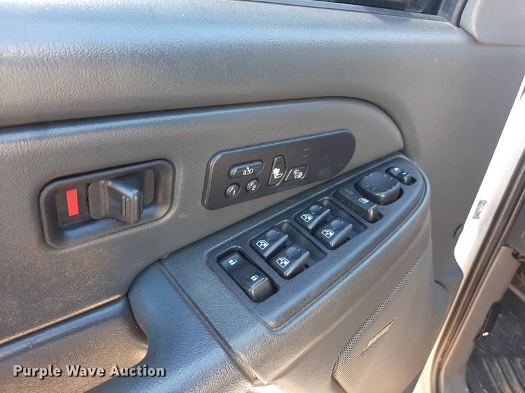 image for item KD9231 2006  Chevrolet Silverado 3500  Crew Cab flatbed pickup truck