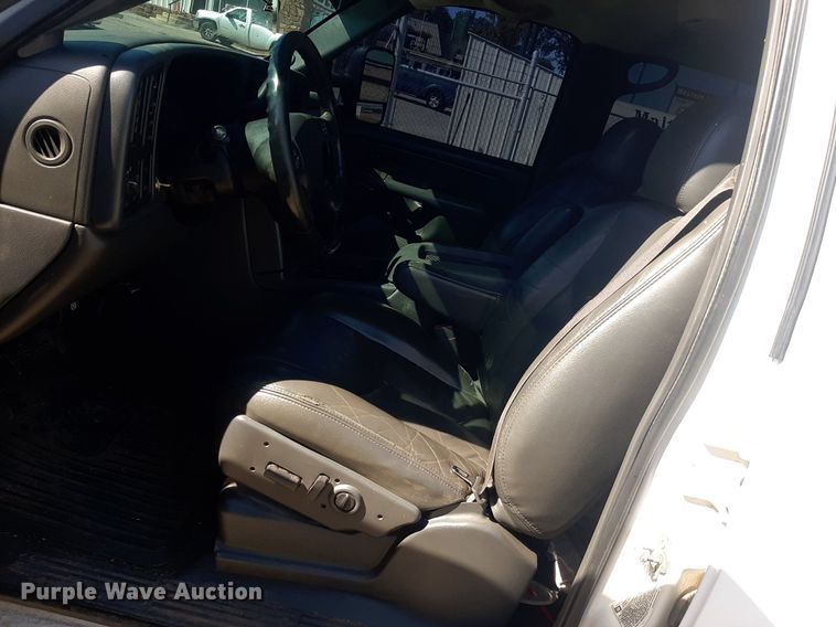 image for item KD9231 2006  Chevrolet Silverado 3500  Crew Cab flatbed pickup truck