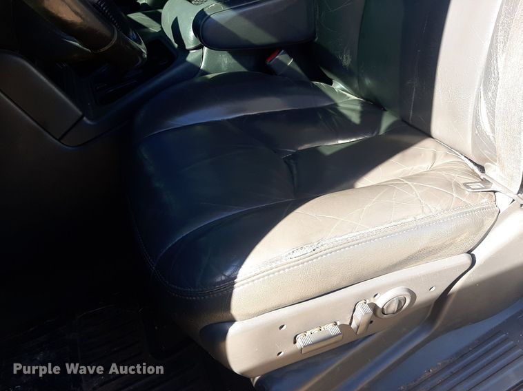 image for item KD9231 2006  Chevrolet Silverado 3500  Crew Cab flatbed pickup truck