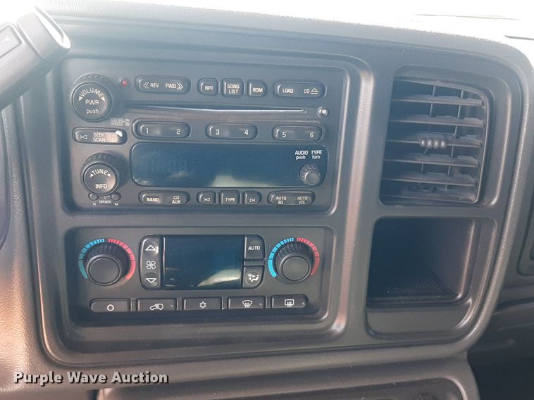 image for item KD9231 2006  Chevrolet Silverado 3500  Crew Cab flatbed pickup truck