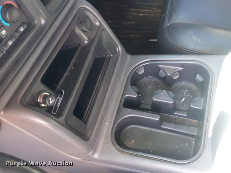 image for item KD9231 2006  Chevrolet Silverado 3500  Crew Cab flatbed pickup truck