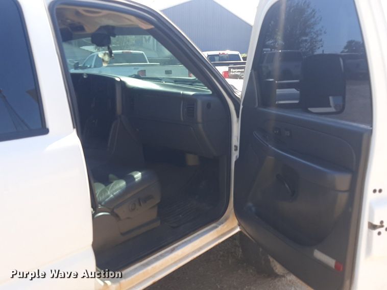 image for item KD9231 2006  Chevrolet Silverado 3500  Crew Cab flatbed pickup truck