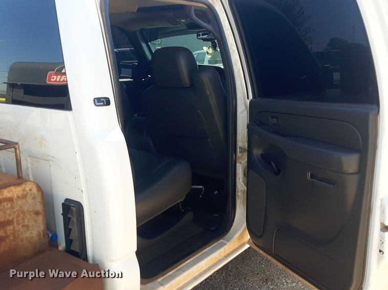 image for item KD9231 2006  Chevrolet Silverado 3500  Crew Cab flatbed pickup truck