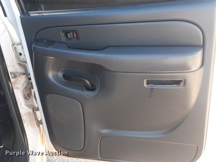 image for item KD9231 2006  Chevrolet Silverado 3500  Crew Cab flatbed pickup truck