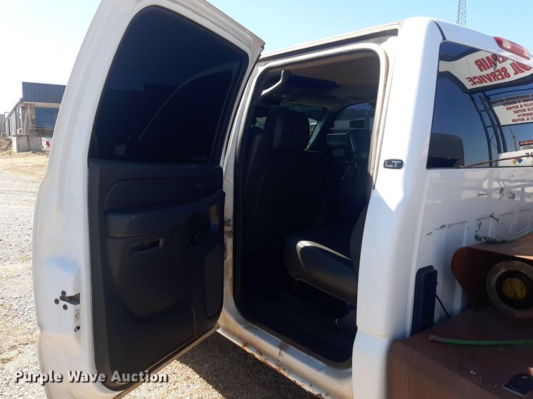 image for item KD9231 2006  Chevrolet Silverado 3500  Crew Cab flatbed pickup truck