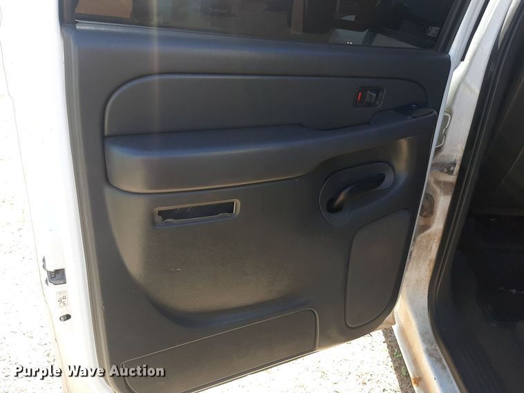 image for item KD9231 2006  Chevrolet Silverado 3500  Crew Cab flatbed pickup truck