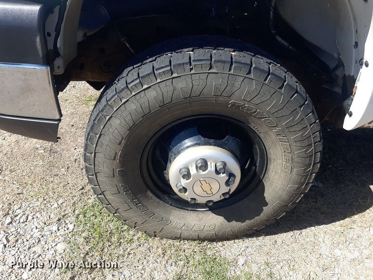 image for item KD9231 2006  Chevrolet Silverado 3500  Crew Cab flatbed pickup truck