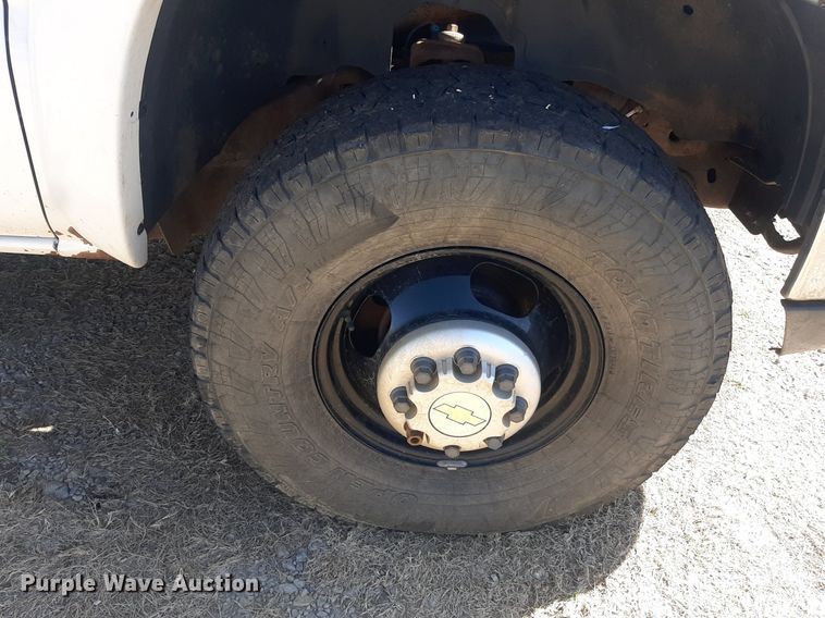 image for item KD9231 2006  Chevrolet Silverado 3500  Crew Cab flatbed pickup truck