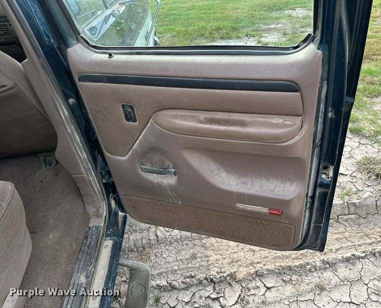 image for item KT9305 1997 Ford F250 Heavy Duty  Crew Cab pickup truck