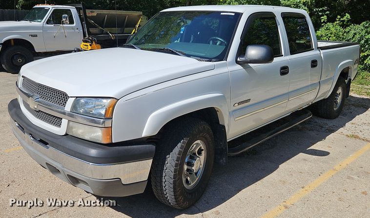 image for item LM9157 2003 Chevrolet Silverado 1500  Crew Cab pickup truck