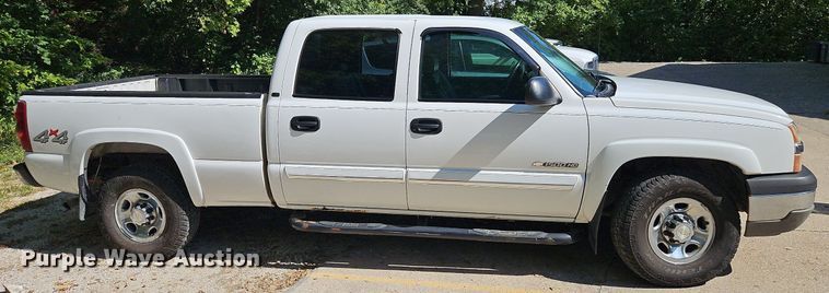 image for item LM9157 2003 Chevrolet Silverado 1500  Crew Cab pickup truck