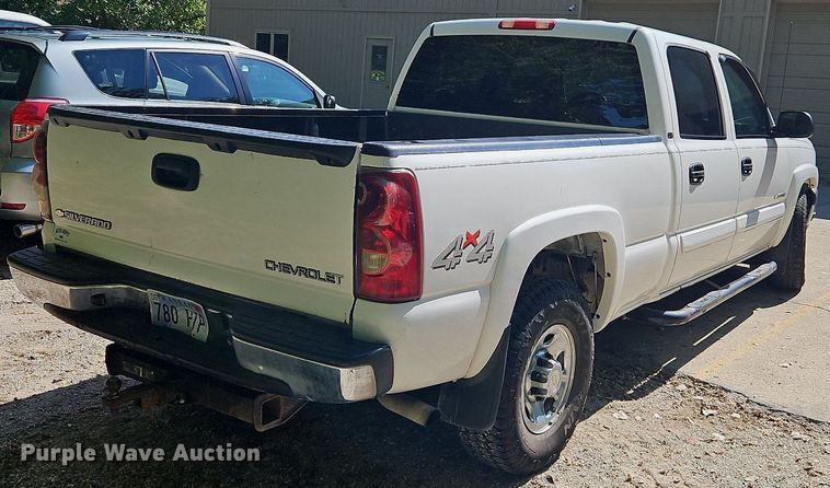 image for item LM9157 2003 Chevrolet Silverado 1500  Crew Cab pickup truck