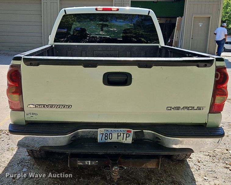 image for item LM9157 2003 Chevrolet Silverado 1500  Crew Cab pickup truck